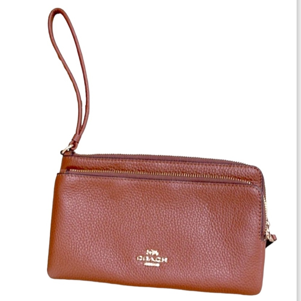 🎉HP🎉NWT Coach Clutch with Wrist Strap